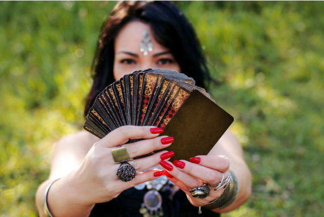 Horoskop za avgust po ciganskim kartama: Ovom znaku će novac pristizati sa svih strana, dok njih čeka mesec pun tuge i razočaranja - featured image