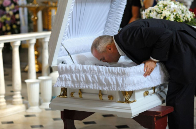 Da li valja ljubiti pokojnika? Mnogi Srbi to rade, a ovo je prava istina - featured image