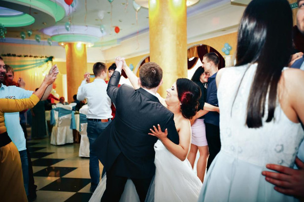 SKANDALOZNA SCENA NA SVADBI U BEOGRADU: Gosti ostali do jutra, a onda ih sačekao HLADAN TUŠ - featured image